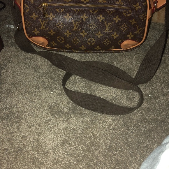 AUTHENTIC Louis Vuitton Cross Body Bag - Picture 2 of 2